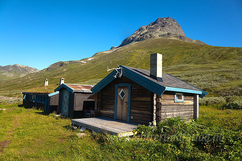 Idyllisk sommermorgen ved Torfinnsbu med Øystre Torfinnstinden i bakgrunnen.