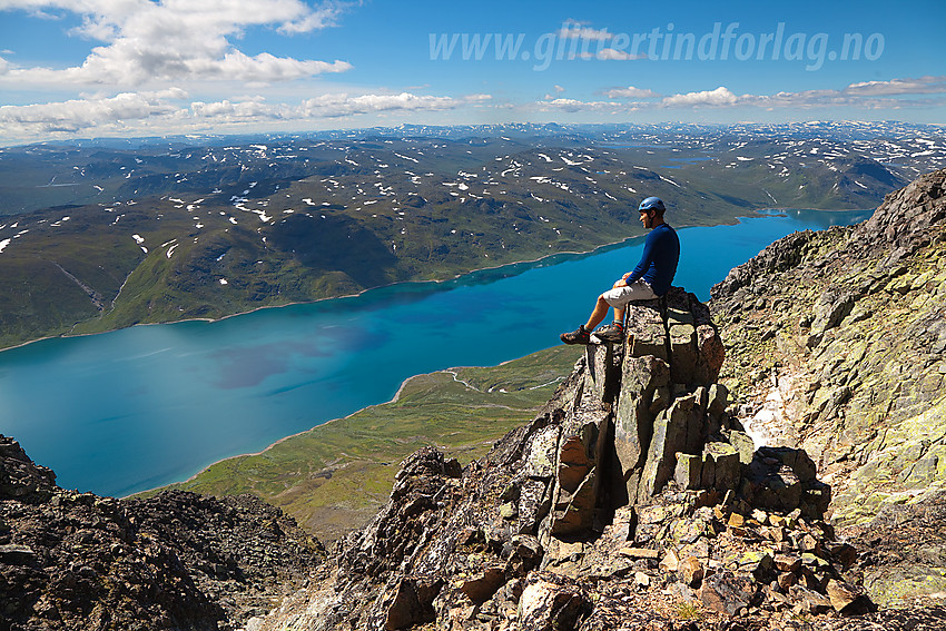 Gjermund kuler'n på flott utsiktspunkt høyt over Bygdin, ca. halvveis oppe i rennesystemet mot Øystre Torfinnstinden.