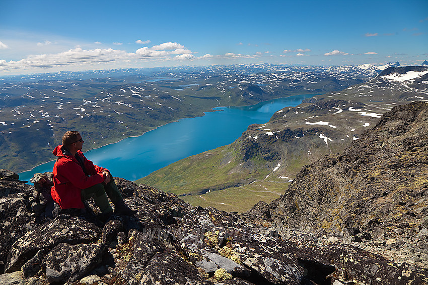 Trond nyter den fantastiske utsikten fra Øystre Torfinnstinden innover Bygdin,