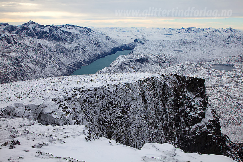 På toppen av Besshøe, nær det mektige øststupet. I bakgrunnen borrer Gjende seg dypt inn i Jotunheimen.