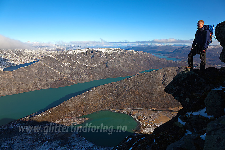 Luftig punkt like øst for Bukkehåmåren med Øvre Leirungen, Knutshøe, Gjende og Besseggen+Veslfjellet i bakgrunnen.