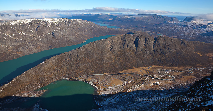 Utsikt fra like øst for Bukkehåmåren mot Leirungsdalen med Øvre Leirungen og Knutshøe. Videre mot Gjende og Veslfjellet etterfulgt av Sjodalen med Øvre Sjodalsvatnet.