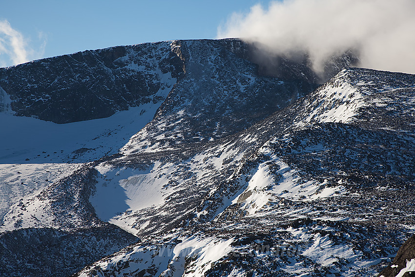 Like ved Bukkehåmåren mot Kvassryggen (2071 moh) og Høgdebrotet (2226 moh). Sistnevnte nesten borte i skygrauten.