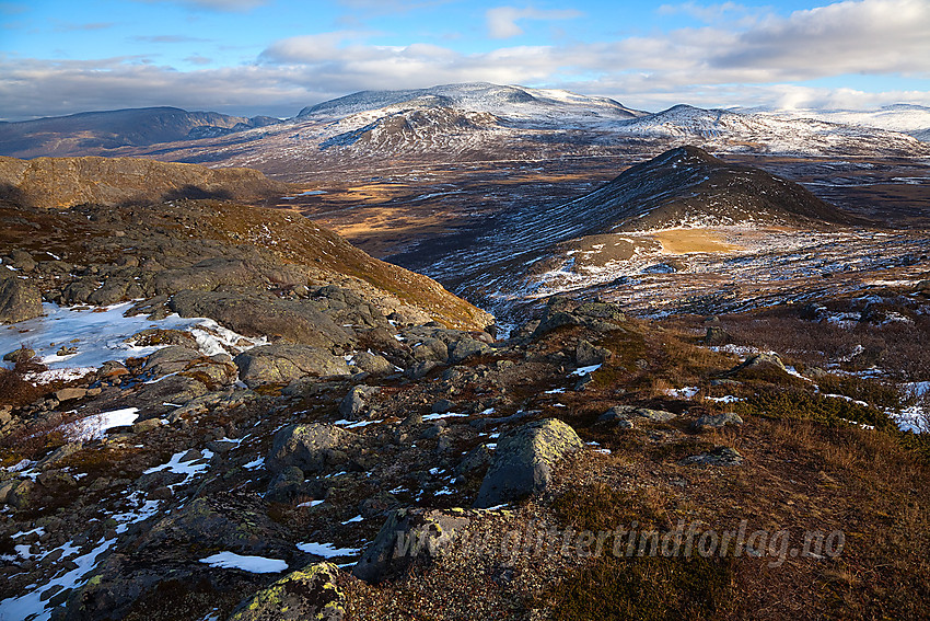 På tur ned fra Bukkehåmåren. Sentralt litt til høyre for midten ses Semelhøe (1302 moh). Lenger bak dominerer Heimdalshøe (1843 moh).