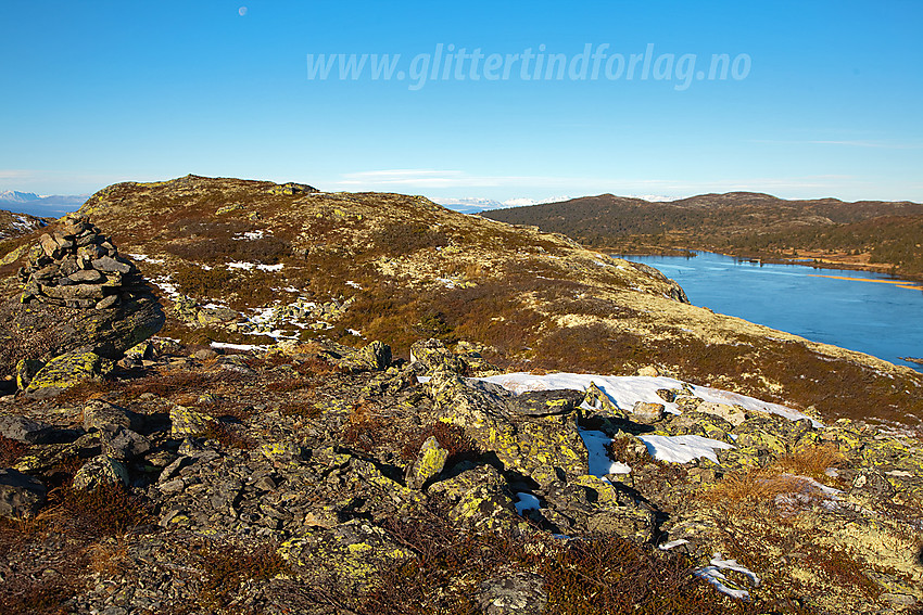 Langs stien fra Kolsrudstølen til Bjørgovarden. Langevatnet bak til høyre.