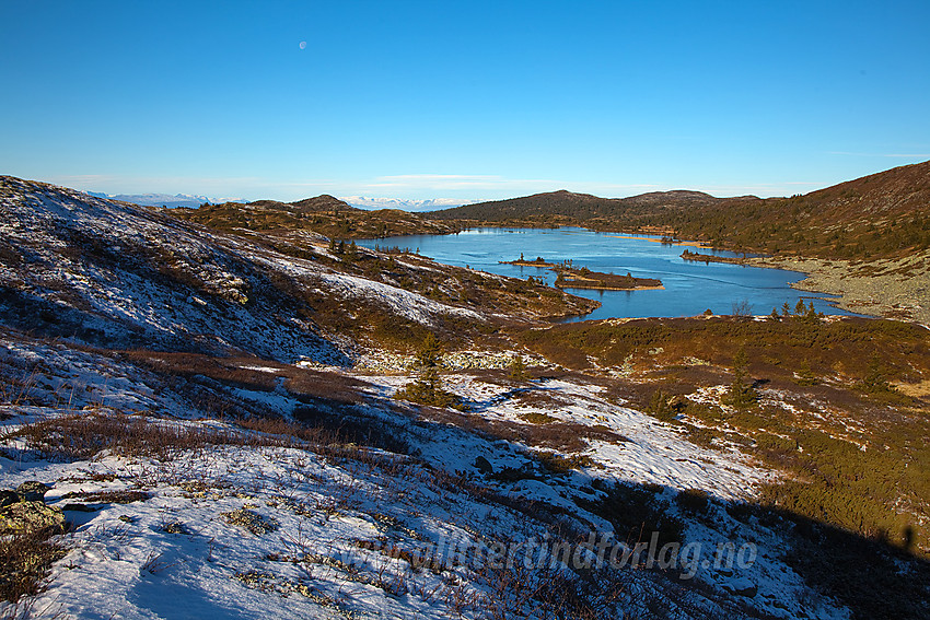 Fra stien mellom Kolsrudstølen og Bjørgovarden mot Langevatnet. I midten i det fjerne ses Vennisfjellet og Slettefjellet.