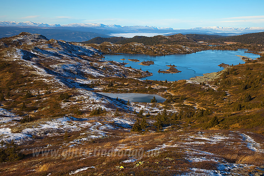 Formidabel utsikt fra (nesten) Bjørgovarden mot Langevatnet og Steinknatten med snøhvite høyfjell i Vang som kulisse. Stien i retning Kolsrudstølen vi nettopp har kommet ses godt utvoer mot venstre bildekant, mest som ei snøstripe.