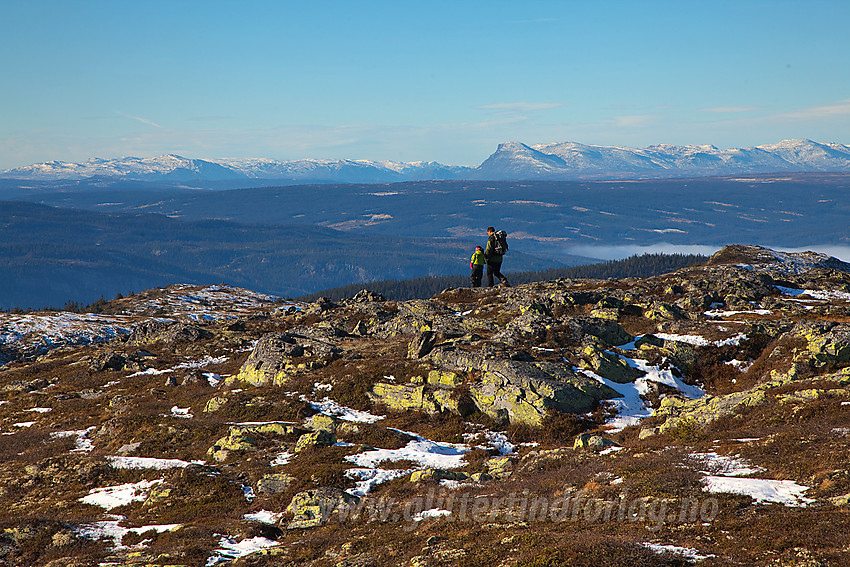 På vei ned fra Bjørgovarden med fjellrekkene på begge sider av Hemsedal i bakgrunnen. Midt i bildet ses Skogshorn.