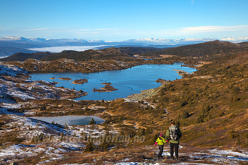 På vei ned fra Bjørgovarden mot Langevatnet. I bakgrunnen ses snøhvitt høyfjell i Vang med Jotuntinder helt bak til høyre.