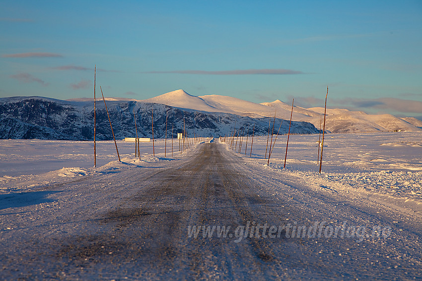 Vinterstemning på Valdresflye mot Nautgardstinden.