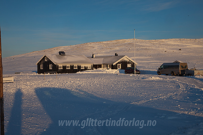 Desemberettermiddag på Valdresflye ved "vandrerhjemmet" og med Fisketjednnuten i bakgrunnen.