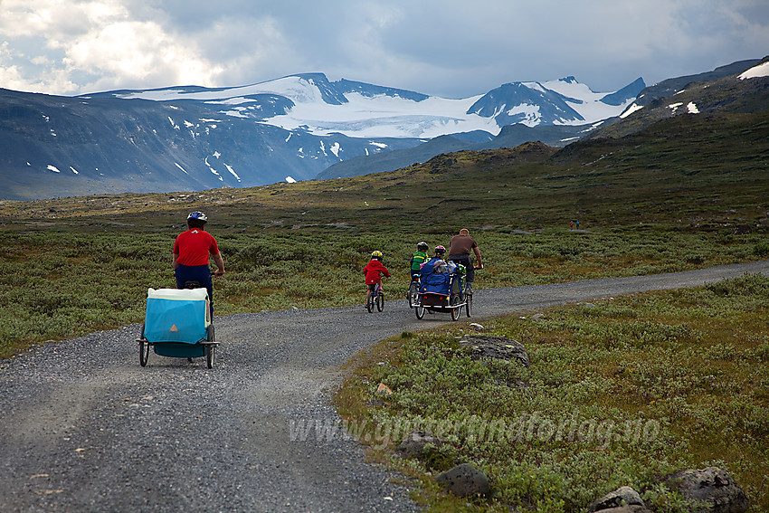 Fellestur med DNT Valdres på vei inn Veodalen mot Glitterheim.