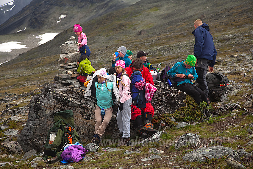 Pause i bakkene opp mot Glittertinden på fellestur for barnefamilier med DNT Valdres.