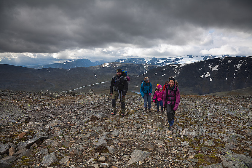 Felles familietur i regi av DNT Valdres til Glittertinden.