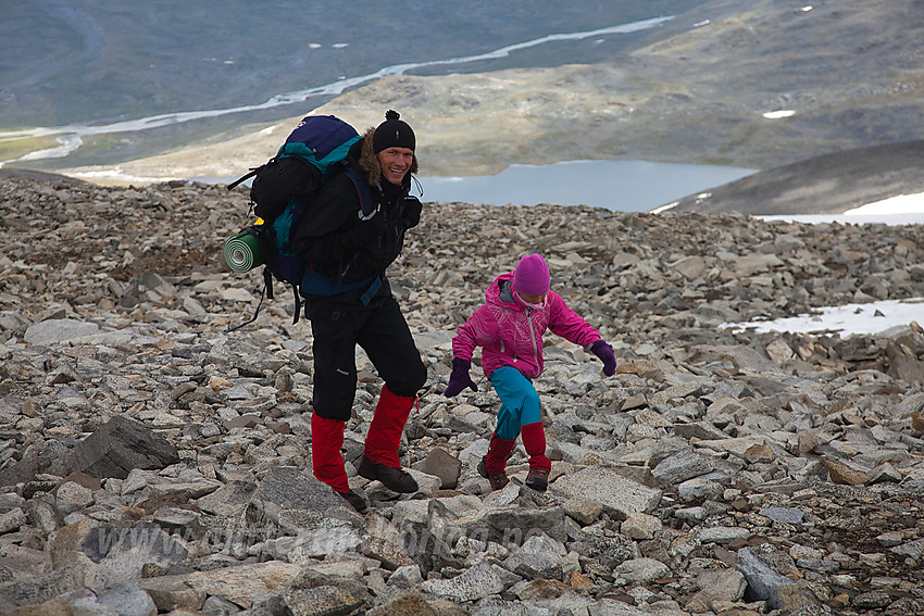 I steinura like oppunder Glittertinden på felles familietur med DNT Valdres.