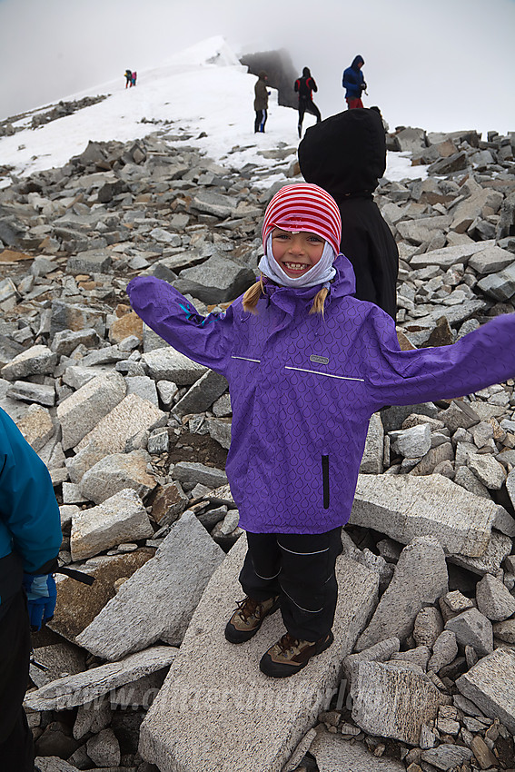 På ryggen opp mot Glittertinden på felles familietur med DNT Valdres.