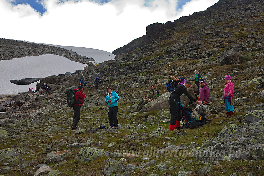 Pause på retur fra Glittertinden. Fra felles familietur med DNT Valdres.