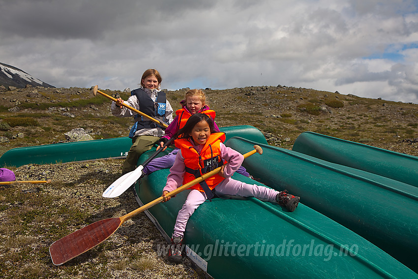 Forventningsfulle barn kan knapt vente med å begynne med kanopadling. Bildet er fra felles familietur til Glitterheim med DNT Valdres.