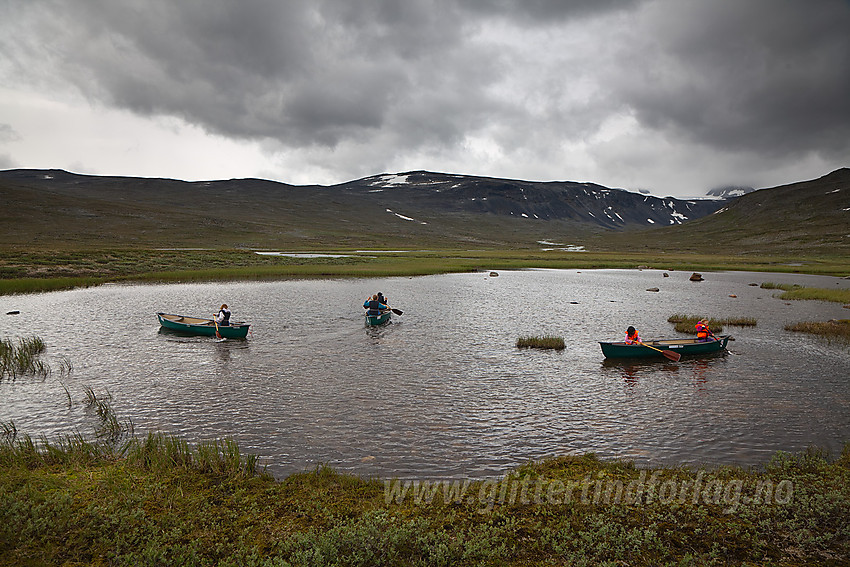 Barn padler på lite tjern i Veodalen rett nedenfor Glitterheim under felles familietur med DNT Valdres.