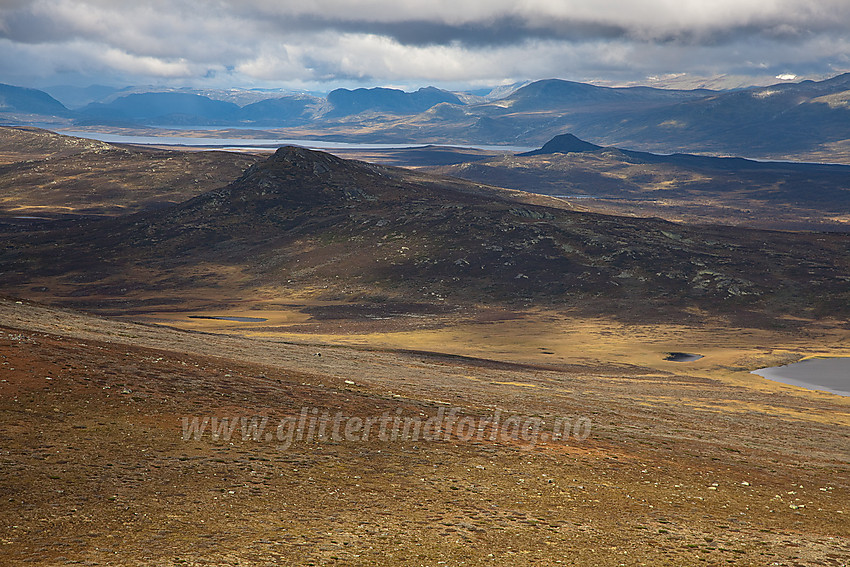 På tur fra Marsteinhøgda mot Klanten (1294 moh).  Lenger bak ses bl.a. Keisaren og Vinstre.