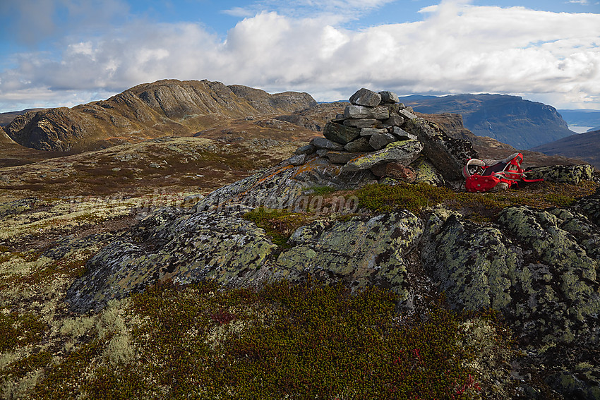 På toppen av Raudbergkampen med Horntinden i bakgrunnen.