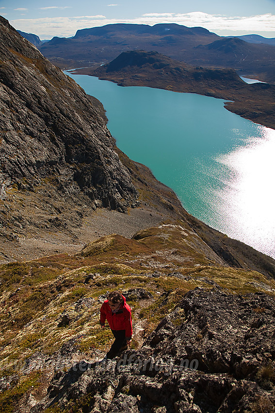 På vei opp øvre del av Jo stigen med Gjende, Gjendehøe og Heimdalshøe i bakgrunnen.