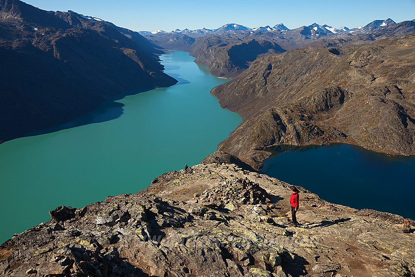 Besseggen en snøfattig høstdag.