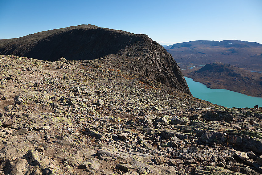 Fra toppen av Besseggen med utsyn innover mot Veslfjellet.