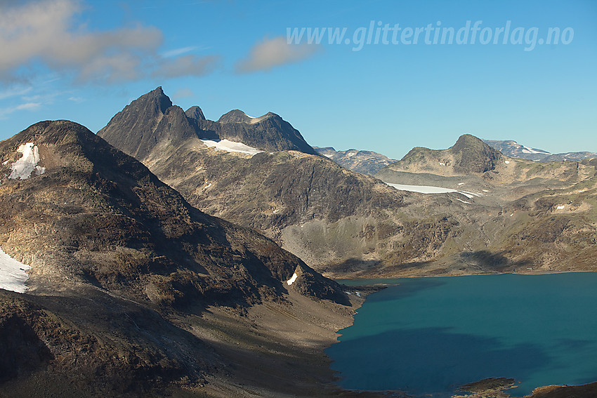 I lufta på vei mot Koldedalen med Koldedalsvatnet og Falketind i mot.