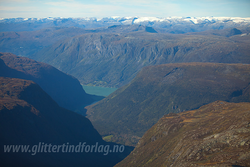 Fra fly med utsikt i retning Lustrafjorden. Jostedalsbreen bak til høyre.