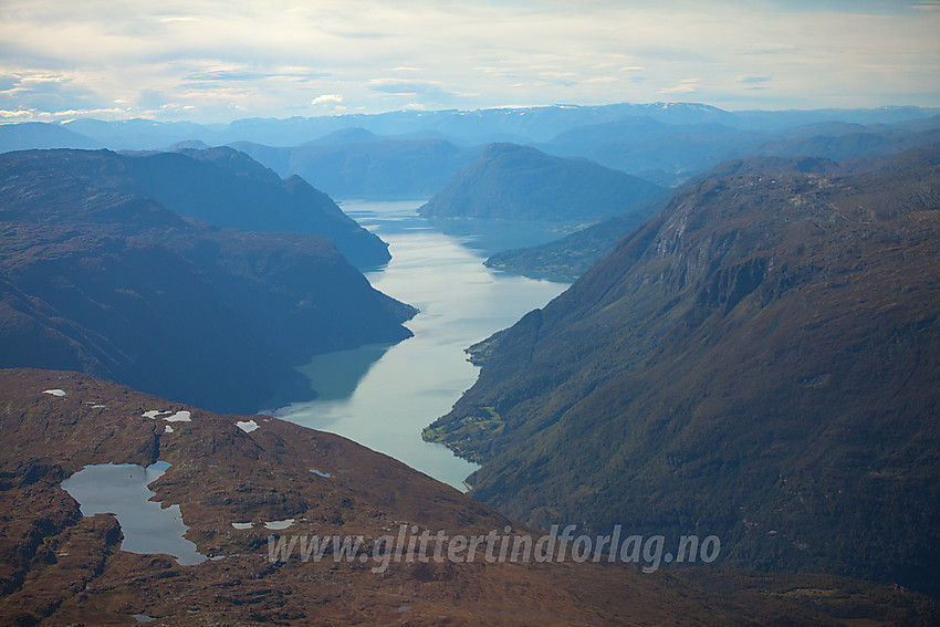 Fra flyvinduet med utsikt utover Lustrafjorden.