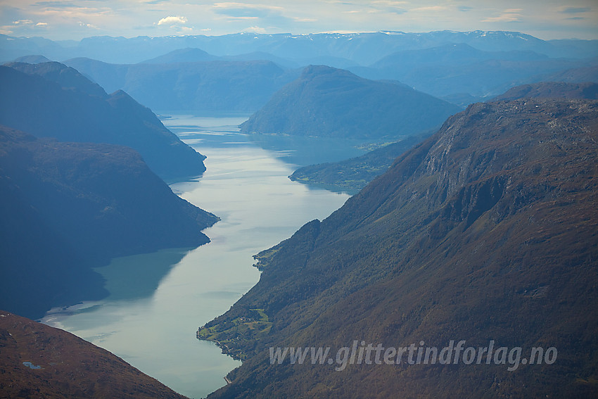 Fra flyvinduet med utsikt utover Lustrafjorden. Molden ses godt ca. midt i bildet.