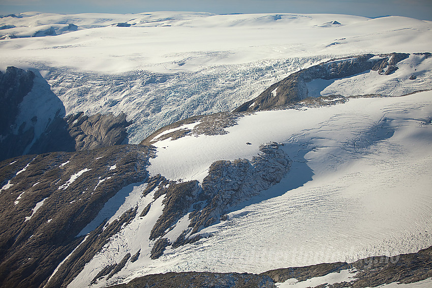 Vi flyr over Steinmannen. Tuftebreen i forgrunnen og Bergsetbreen litt lenger bak.