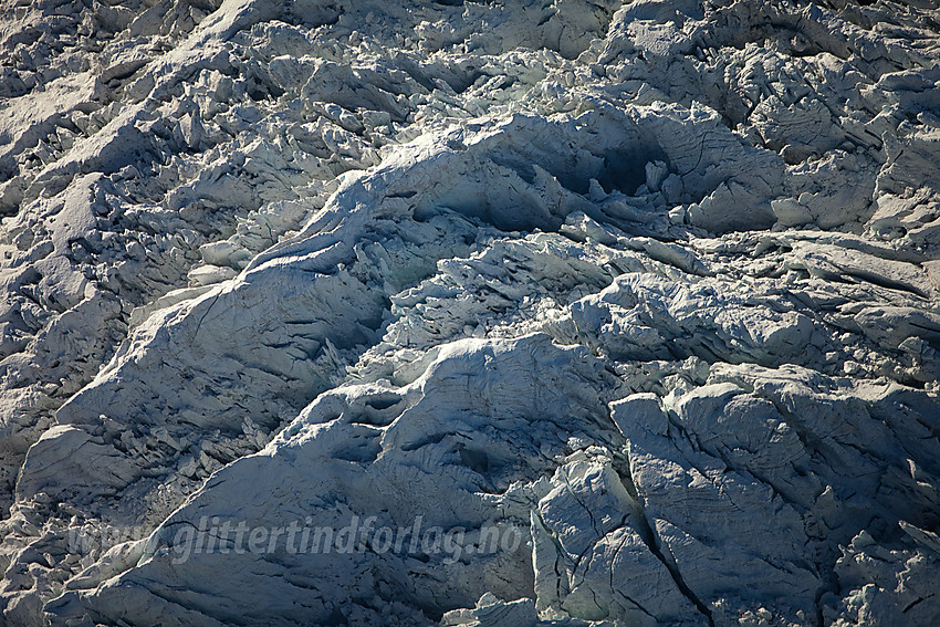 Sprekkformasjoner på brekkanten der Nigardsbreen for alvor brekker av fra Jostedalsbreplatået.