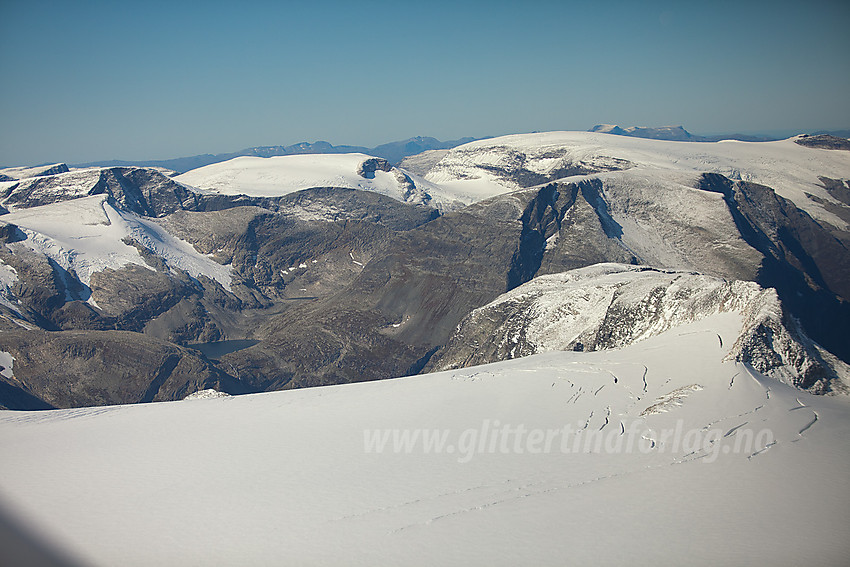 På vei over Jostedalsbreen mot Kjenndalskruna. I bakgrunnen ses bl.a. Gjerdeaksla, Nonsnibba og Ramnafjellbreen.