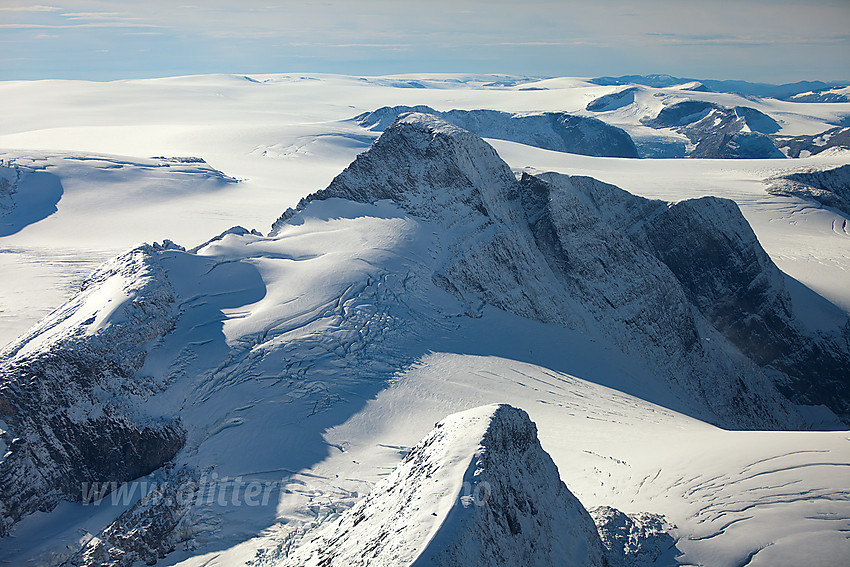 Tverrfjellet i forgrunnen med Strupebreen og Lodalskåpa bak.