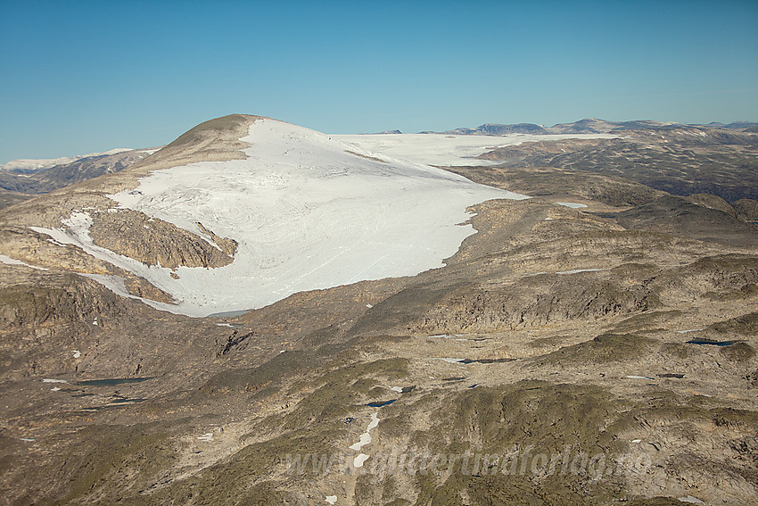 Vi flyr forbi Rivenoskulen og Tverrbotnbreen.