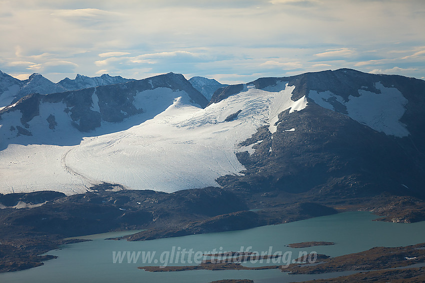 Over Sognefjellet mot Prestesteinsvatnet, Fannaråken og Steindalsnosi med Hurrungane i bakgrunnen.