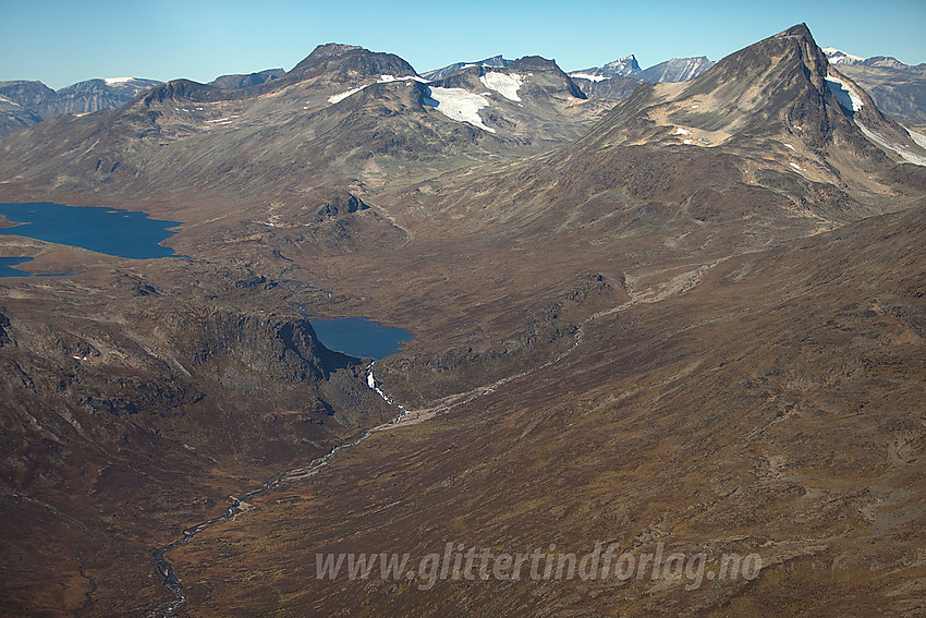 Oppover Storådalen med bl.a. Semeltinden og Visbreatinden i bakgrunnen.