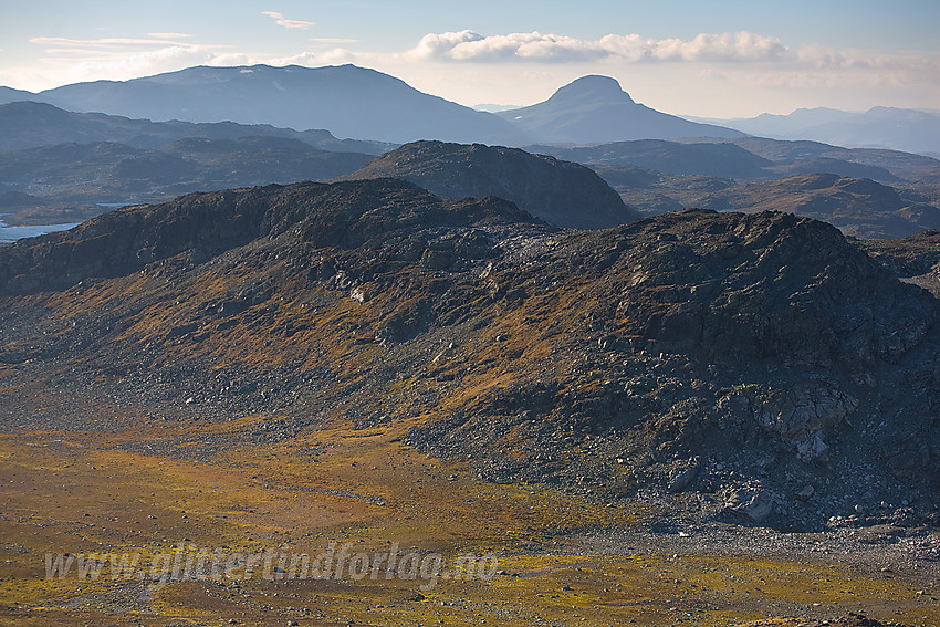 Oppe på Tverrfjellet mot Ljøtbottegge med Sulefjellet og Suletinden i det fjerne.