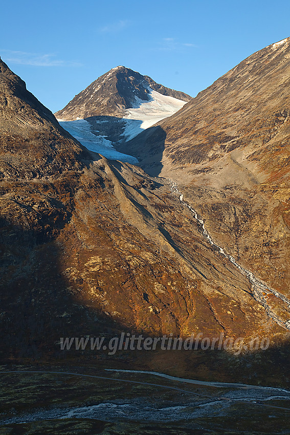 Mot Veslfjelltinden (2157 moh) og restene av Hurrbrean med elva Hurra mens Leirdalen ligger i skyggen. Bildet er tatt fra oppstigningen mot Dumhøplatået.