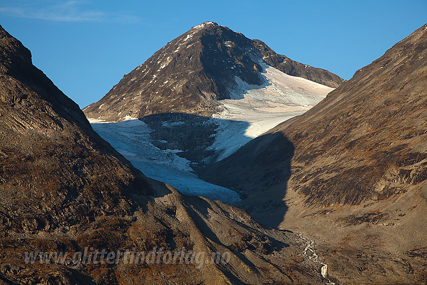 Mot Veslfjelltinden (2157 moh) og restene av Hurrbrean med elva Hurra mens Leirdalen ligger i skyggen. Bildet er tatt fra oppstigningen mot Dumhøplatået.