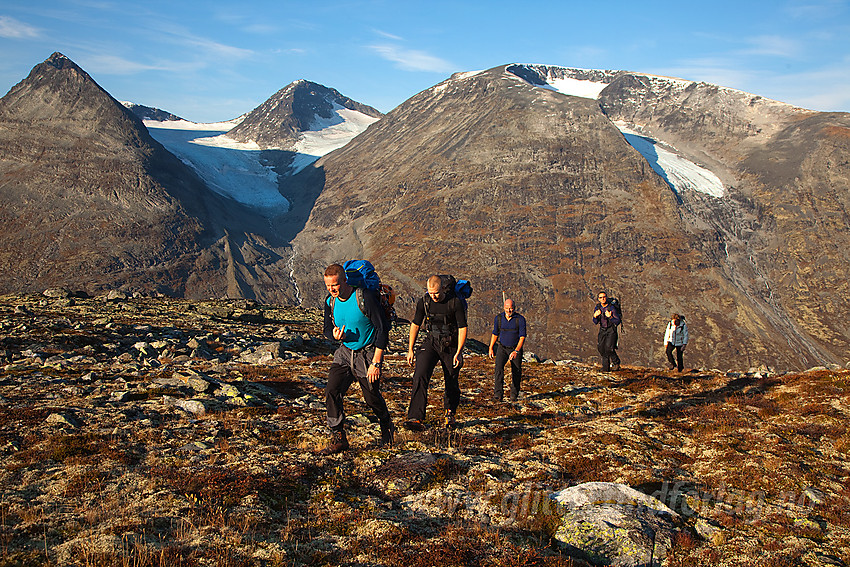 På vei opp kneikene mot Dumhøplatået med Skagsnebb, Veslfjelltinden og Loftet i bakgrunnen.