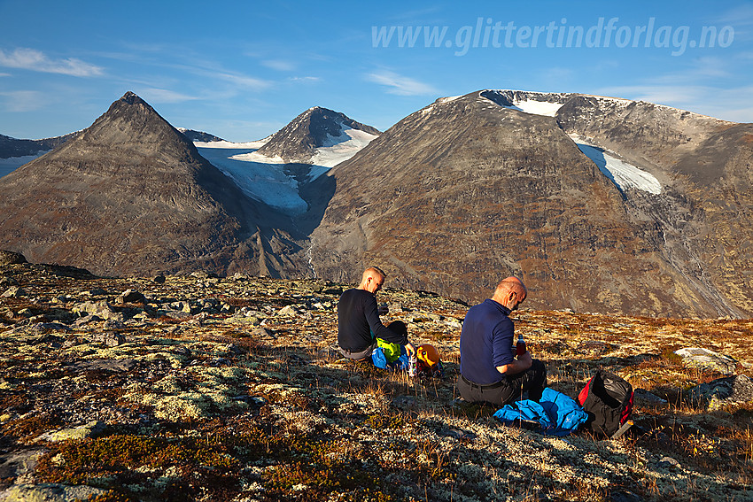 Flott frokostplass ved Raudhamran med utsikt til Skagsnebb, Veslfjelltinden og Loftet.