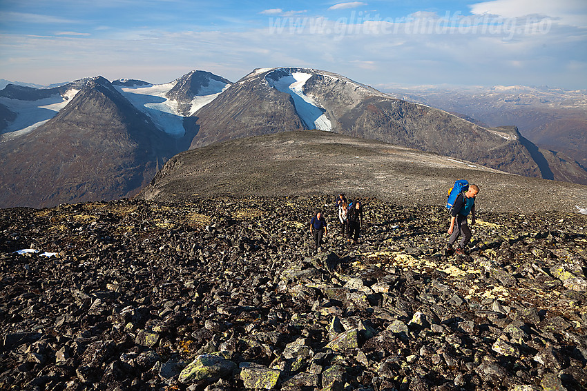 På vei innover Dumhøplatået. I bakgrunnen bl.a. Skagnsbbene, Veslfjelltinden og Loftet.