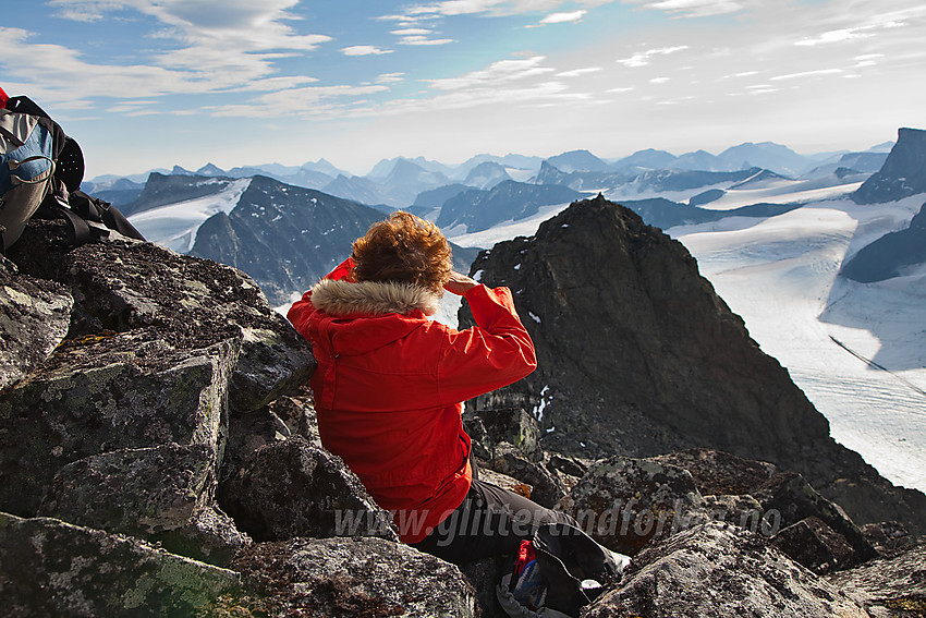 Her betraktes turens neste mål, Nåle (2310 moh) på Skardstindmassivet.