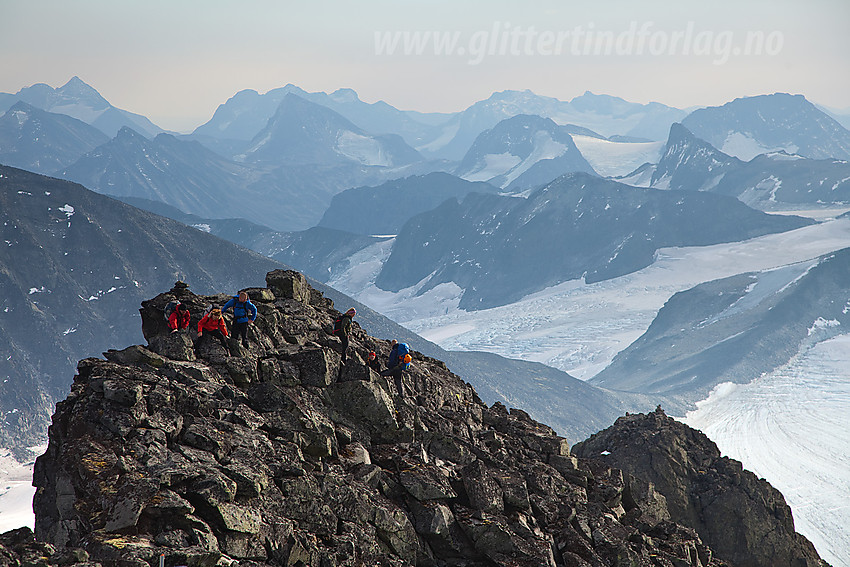 På retur fra Nåle til Skardstinden med tallrike tinder sentralt i Jotunheimen i bakgrunnne.