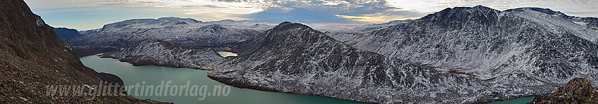 Panorama fra Besseggen mot bl.a. Knutshøe og Bukkehåmåren.