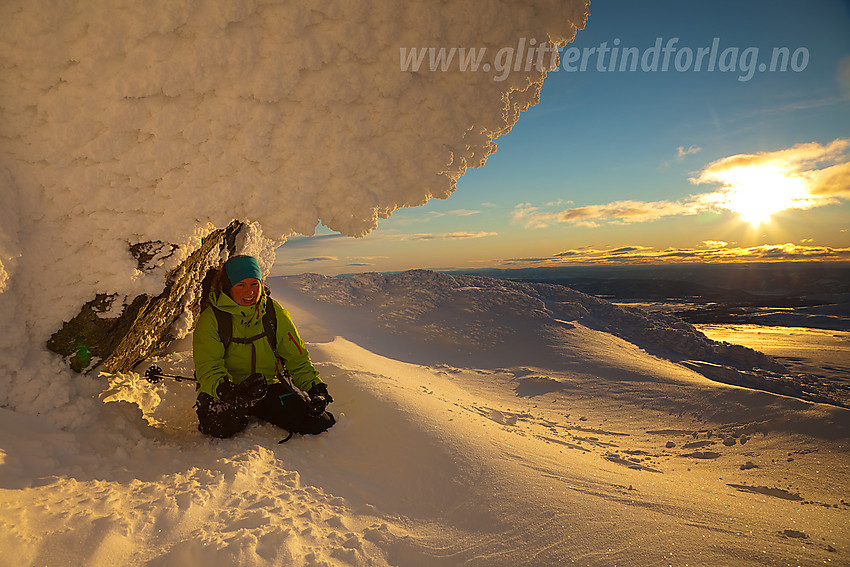 Innunder et snøoverheng oppunder Skaget en desemberettermiddag.