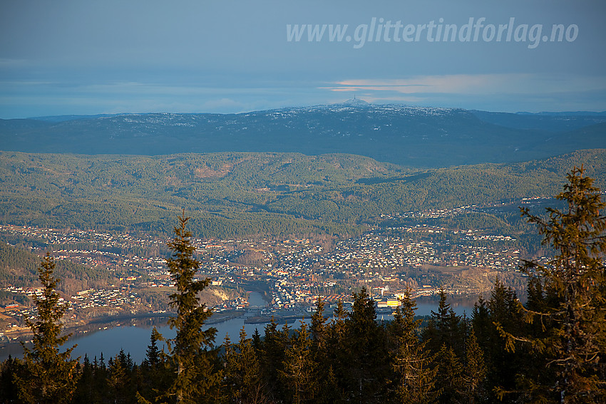 Utsikt fra Tåråfjellet mot Notodden. I bakgrunnen ruver Jonsknuten med masta.